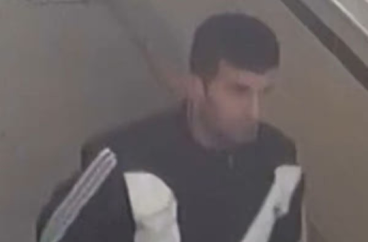 Policija traga za muškarcem koji je pred majkom sa detetom radio gnusne stvari: "Želimo da razgovaramo s njim"