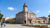 Konstitutivna sednica SO Kula, ispred zgrade se okupile dve grupe građana