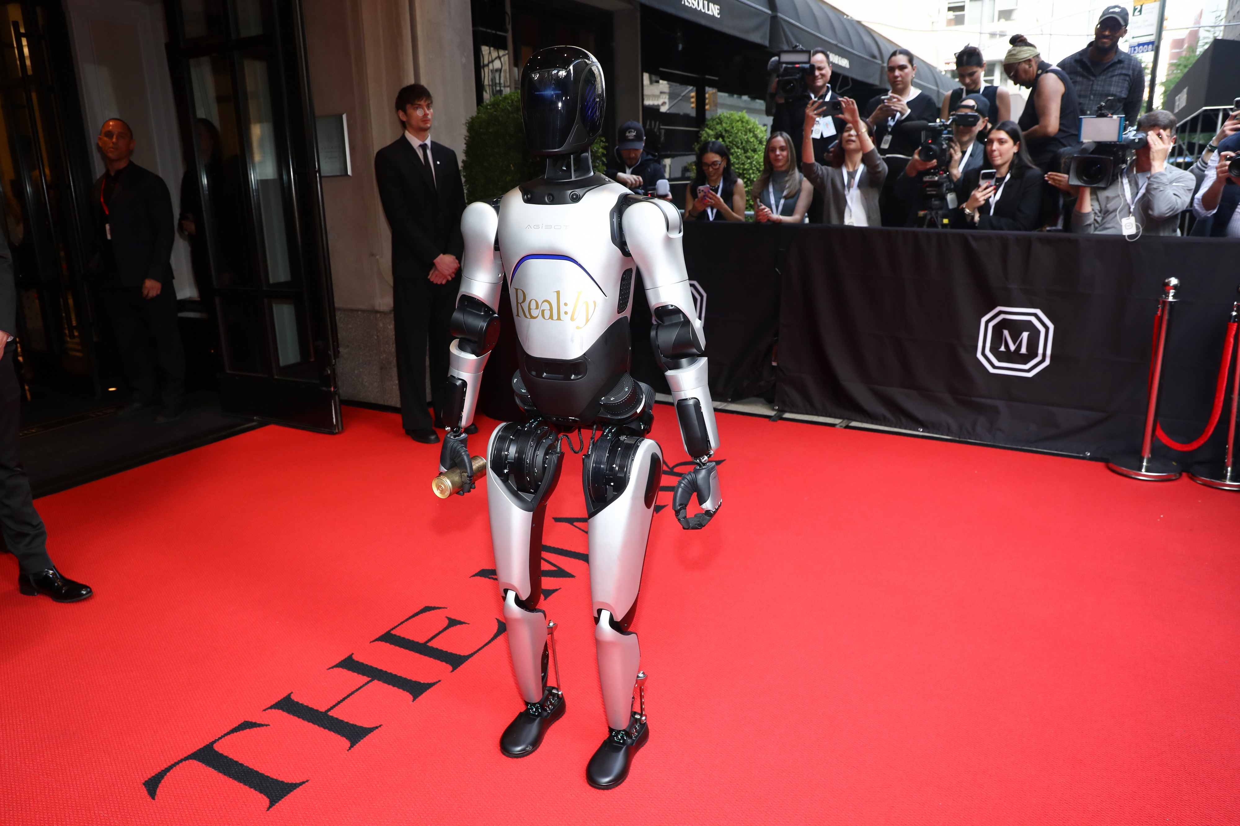 Robot ukrao pažnju na Met Gali: Bio poseban gost, pozirao fotografima