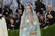 Svi gledali u tirkizni veo, dok Georgina nije podigla ruku: Detalj od 2 miliona dolara ukrao šou na Met Gala