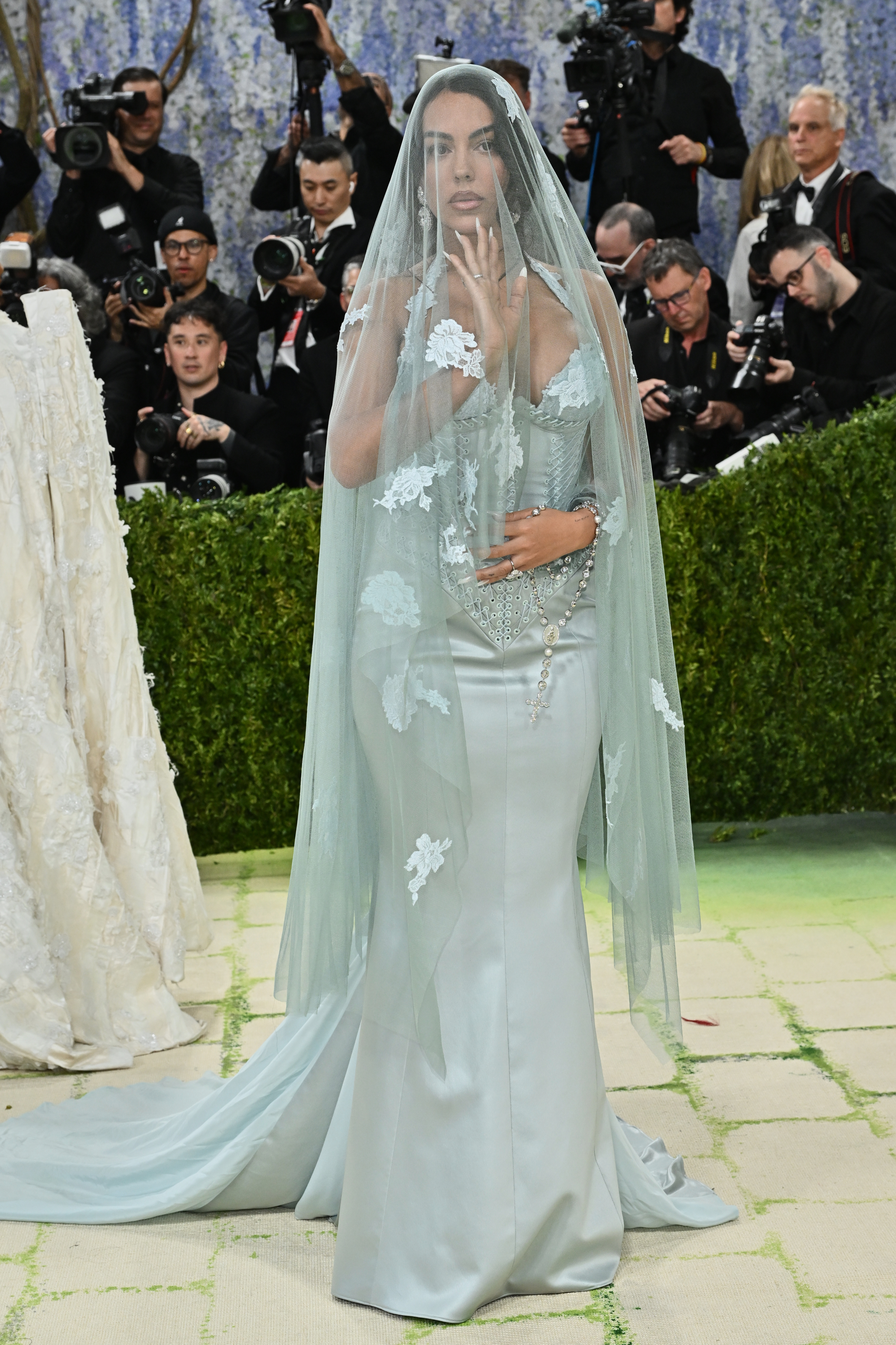 Svi gledali u tirkizni veo, dok Georgina nije podigla ruku: Detalj od 2 miliona dolara ukrao šou na Met Gala