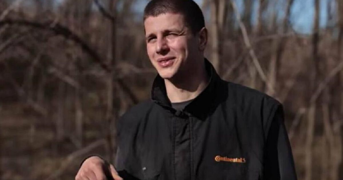 Ima 21 godinu, ŽIVI u ŠATORU na Fruškoj gori i čuva 300 OVACA: Miloš Škorić ne bi menjao svoj život ni za šta!