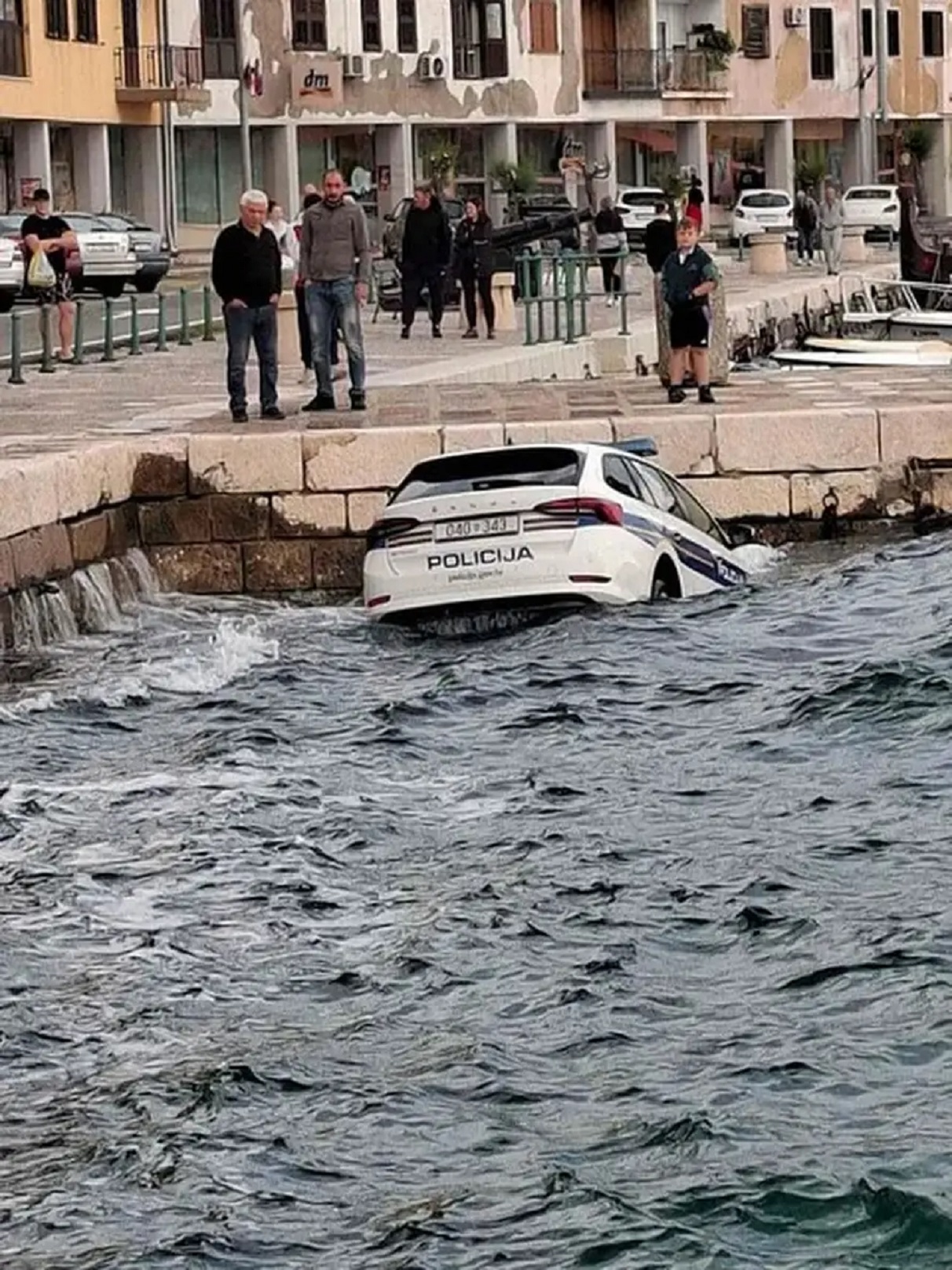 Policijski automobil bućnuo u more! Neverovatna scena iz Senja