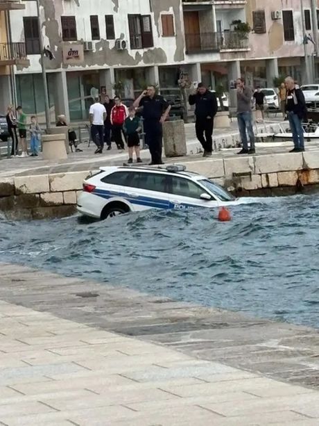 Policijski automobil upao u more u Senju