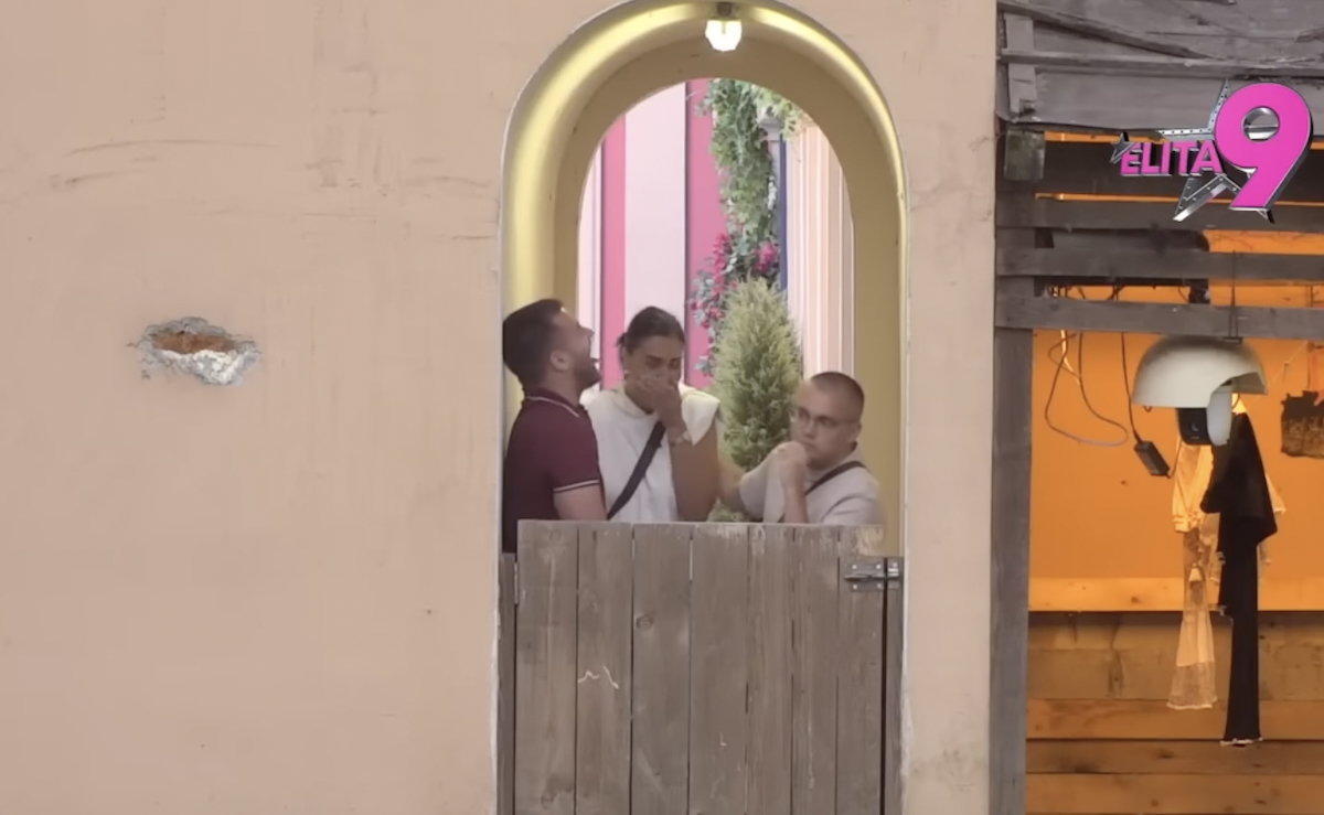 Pala vrela akcija u ekonomskom dvorištu! Dušica izvela striptiz i ples oko šipke za Đukića, scena šokirala sve