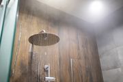 Ko renovira kupatilo ovo mora da proba: Umesto zavese i vrata od tuš kabine, stavite nešto drugačije