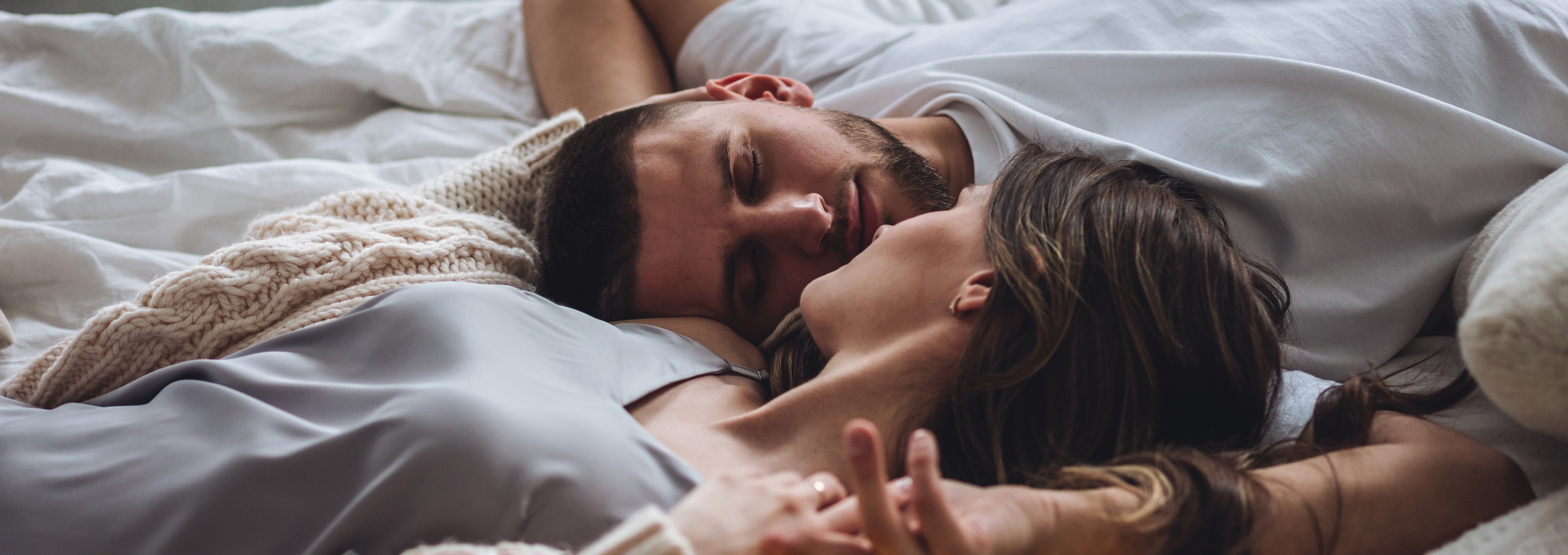 Ovih 10 stvari muškarci primećuju tokom intimnosti, ali ih retko izgovore naglas