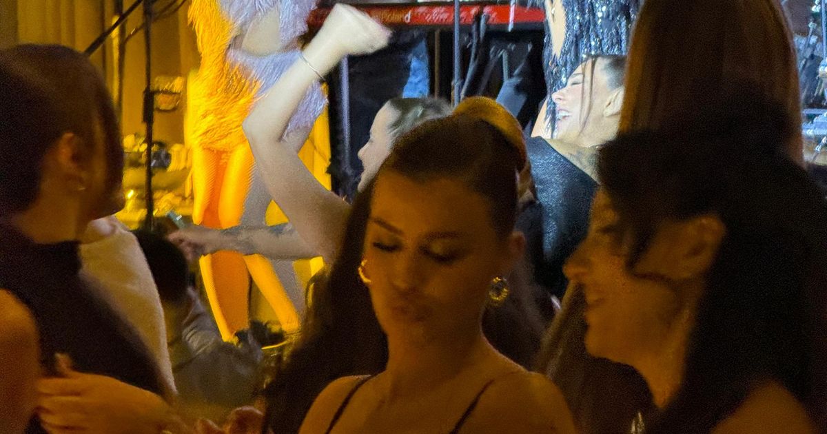 Ema Radujko uhvaćena u provodu, uvijala se sa drugaricama: Na njoj uska haljina, grudi u prvom planu
