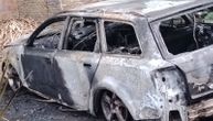 Prizori užasa u dvorištu u Batajnici: Vozilo jedva podseća na automobil posle požara usred noći
