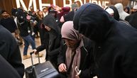 Specijalci okružili terminal, cela zemlja pratila sletanje aviona! Dolazak OPASNIH ŽENA izazvao opšti haos!