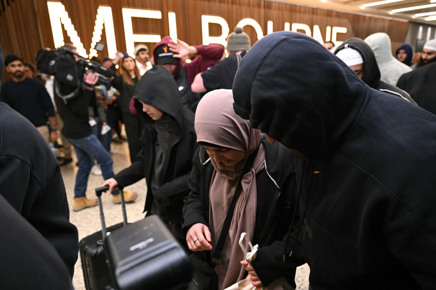 Specijalci okružili terminal, cela zemlja pratila sletanje aviona! Dolazak OPASNIH ŽENA izazvao opšti haos!