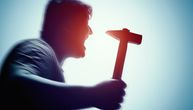 Scena u Beogradu koja LEDI KRV U ŽILAMA: Usred noći došli su sa velikim maljem, kamere snimile užasno nasilje