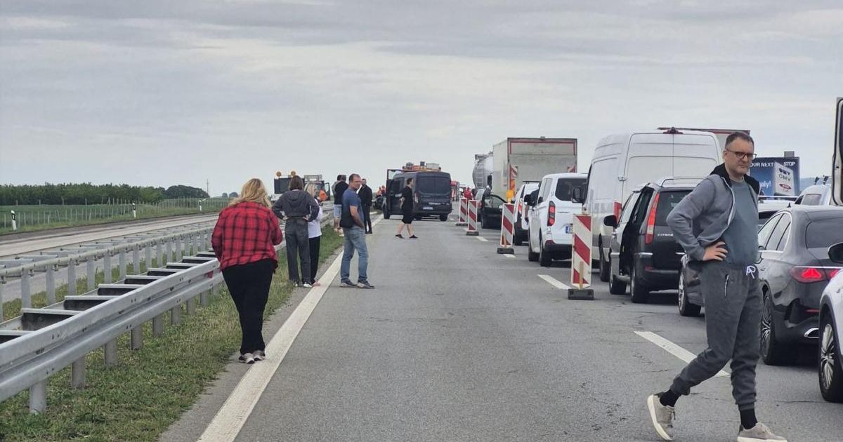 Prvi snimci sa mesta udesa kod petlje Kovilj: Jedan automobil udario u zaštitnu ogradu, povređena žena