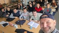 Pročitao je stih na majici i zaplakao: Profesor Slaven postao hit zbog načina na koji je čuvao svoje đake!