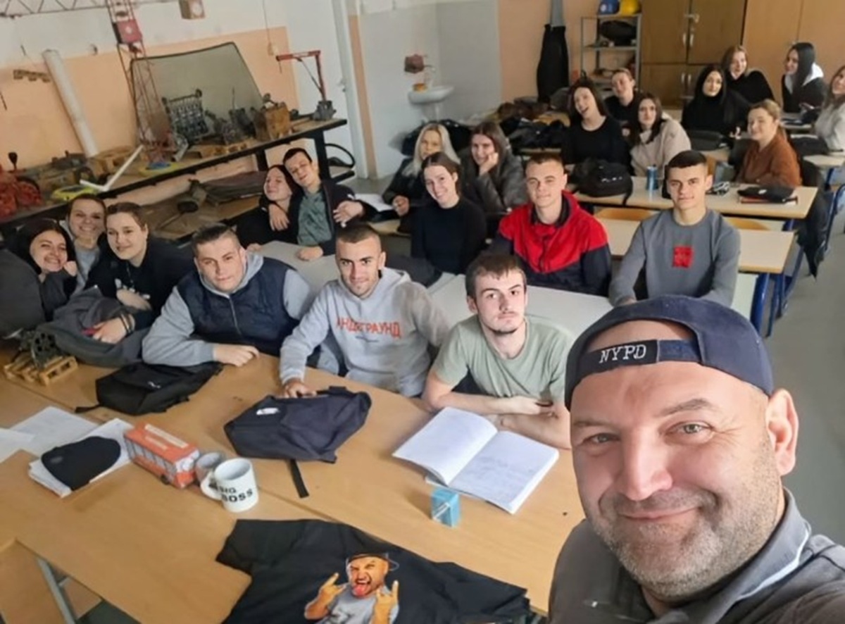Pročitao je stih na majici i zaplakao: Profesor Slaven postao hit zbog načina na koji je čuvao svoje đake!