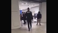 Drama u tržnom centru u Beogradu! Obezbeđenje ne može da savlada ženu, pozvana i policija