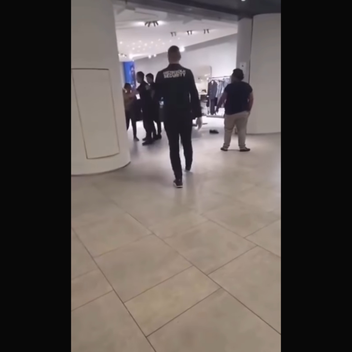 Drama u tržnom centru u Beogradu! Obezbeđenje ne može da savlada ženu, pozvana i policija