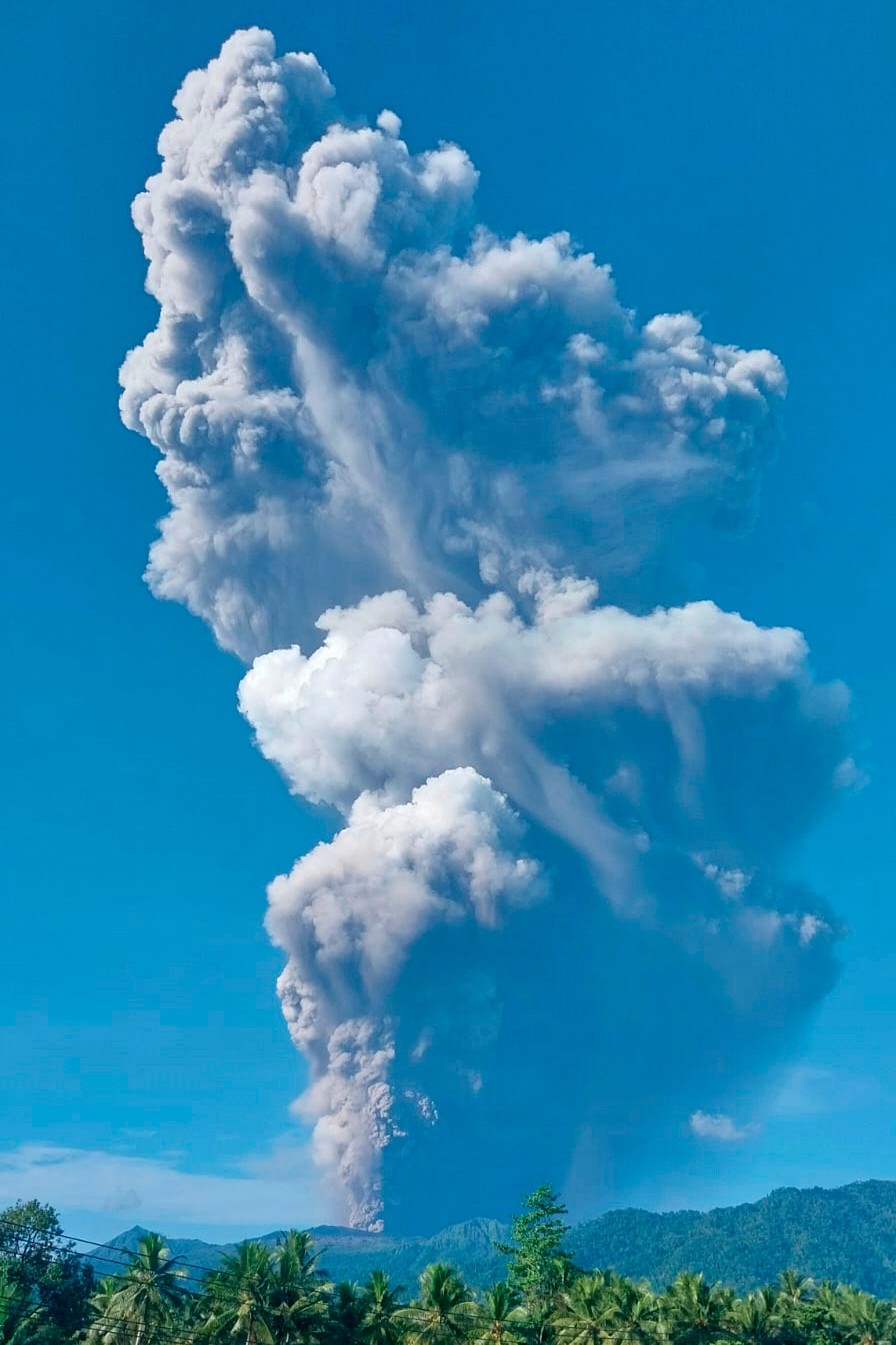 STRAVIČNI SNIMCI! Više mrtvih u erupciji vulkana, ljudi u panici trčali niz planinu da izbegnu strašnu smrt!