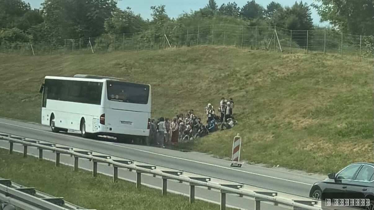 Deca zarobljena kod Beške: Autobus otkazao, mališani čekaju spas