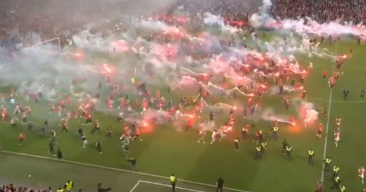 Gori u Pragu, totalni haos: Navijači Slavije utrčali na teren sa bakljama, jurnuli u napad na tifoze Sparte