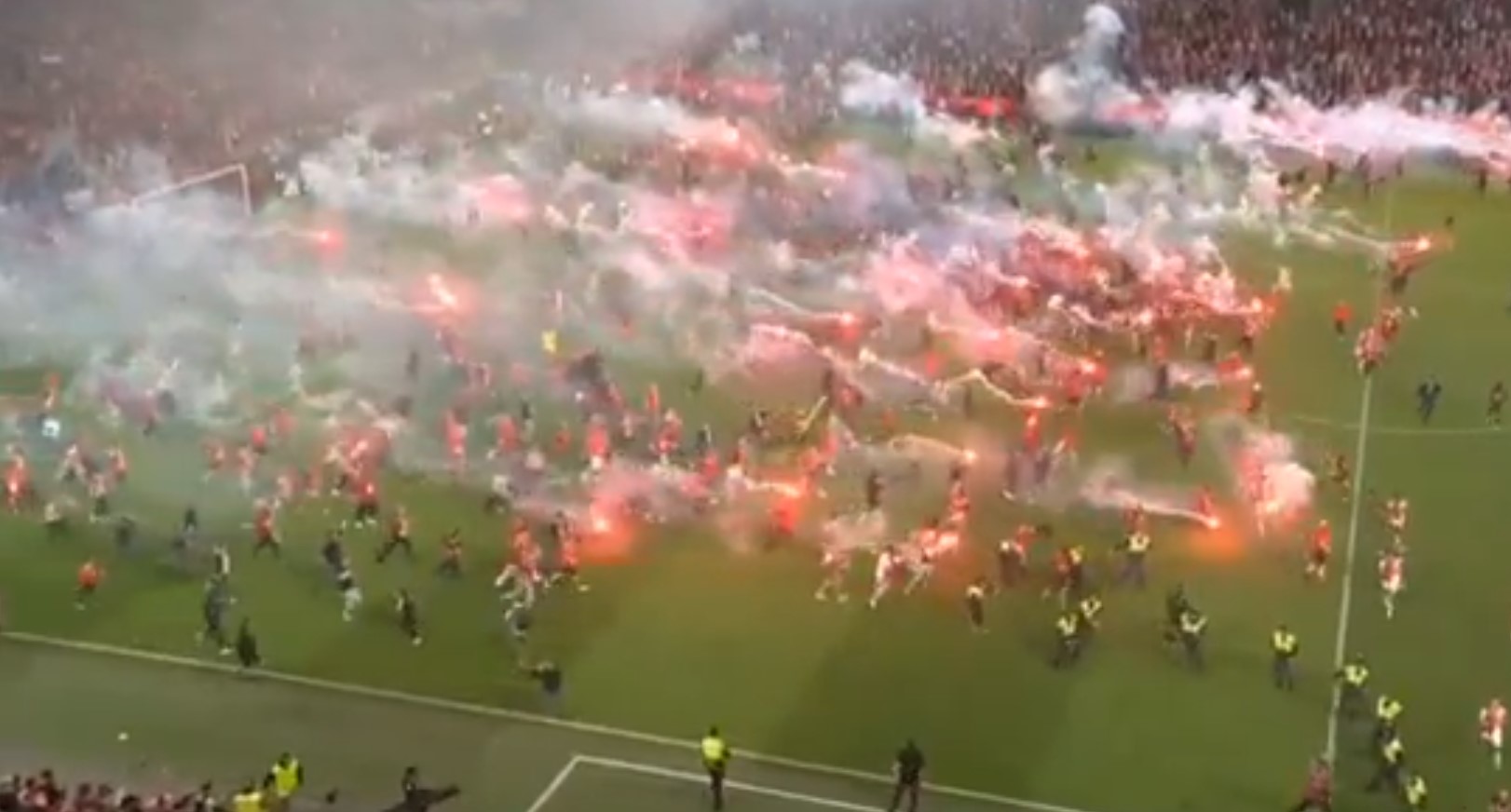 Gori u Pragu, totalni haos: Navijači Slavije utrčali na teren sa bakljama, jurnuli u napad na tifoze Sparte