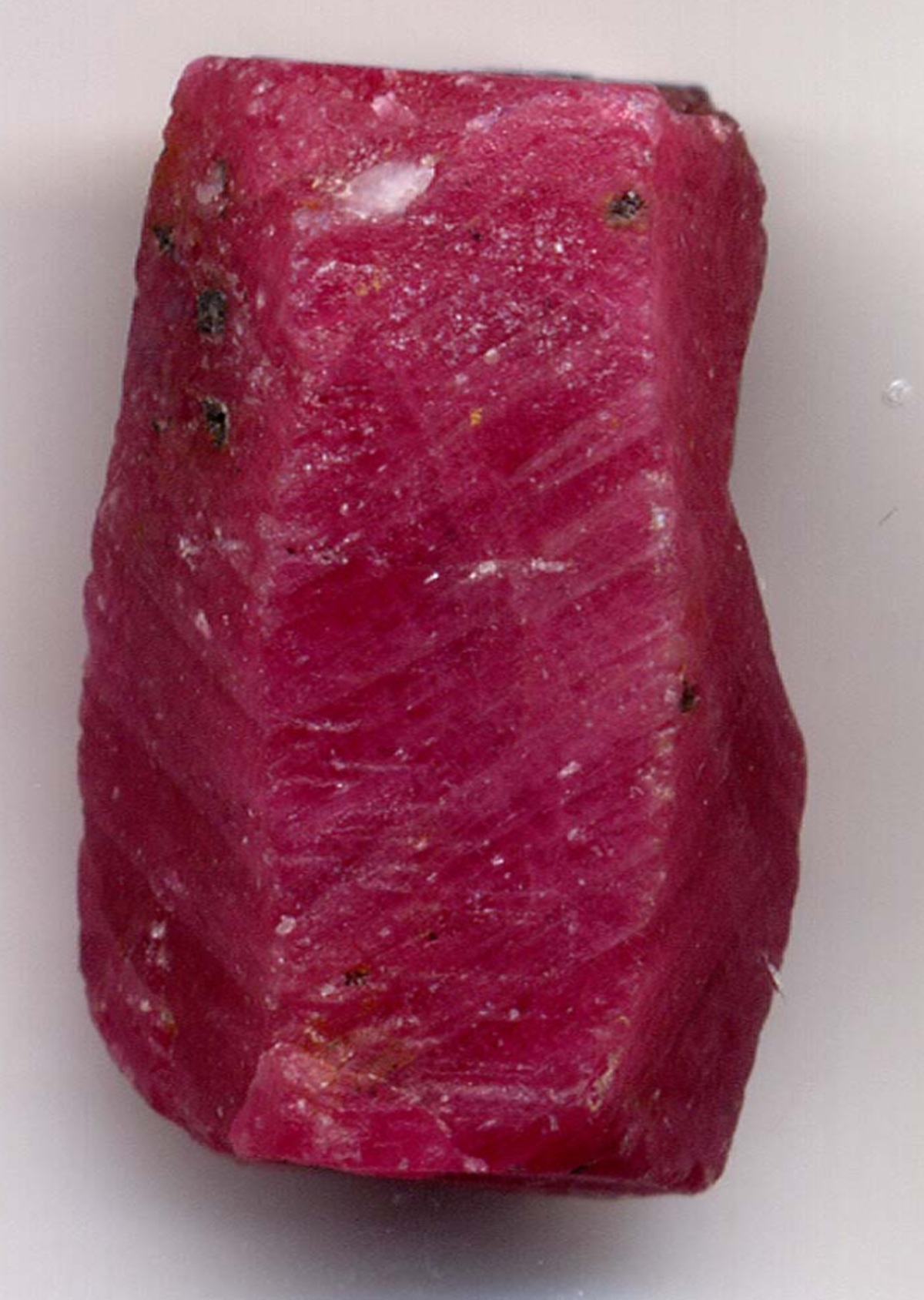 U Mjanmaru otkriven redak rubin od 11.000 karata, težak skoro dva kilograma
