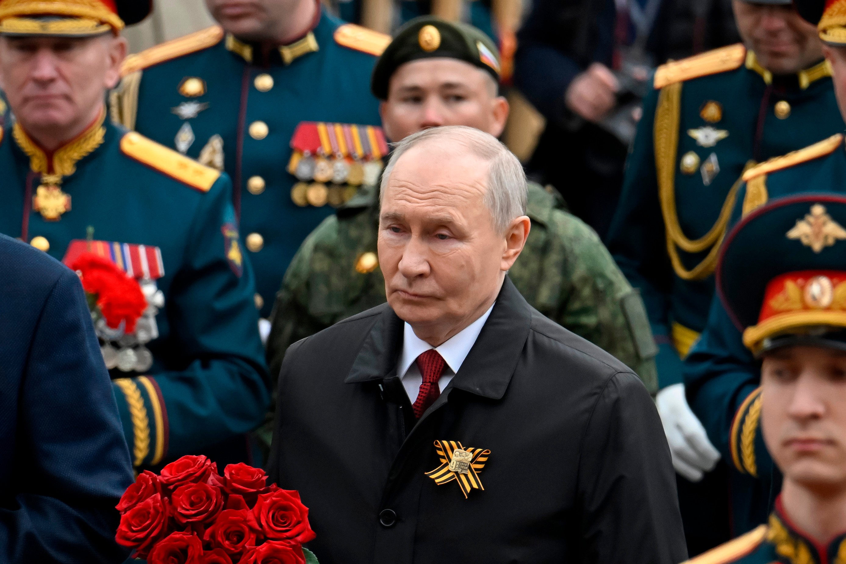 Putina ismevaju zbog izgleda na paradi, neke je zabrinulo njegovo lice: "Delovao je uplašeno"