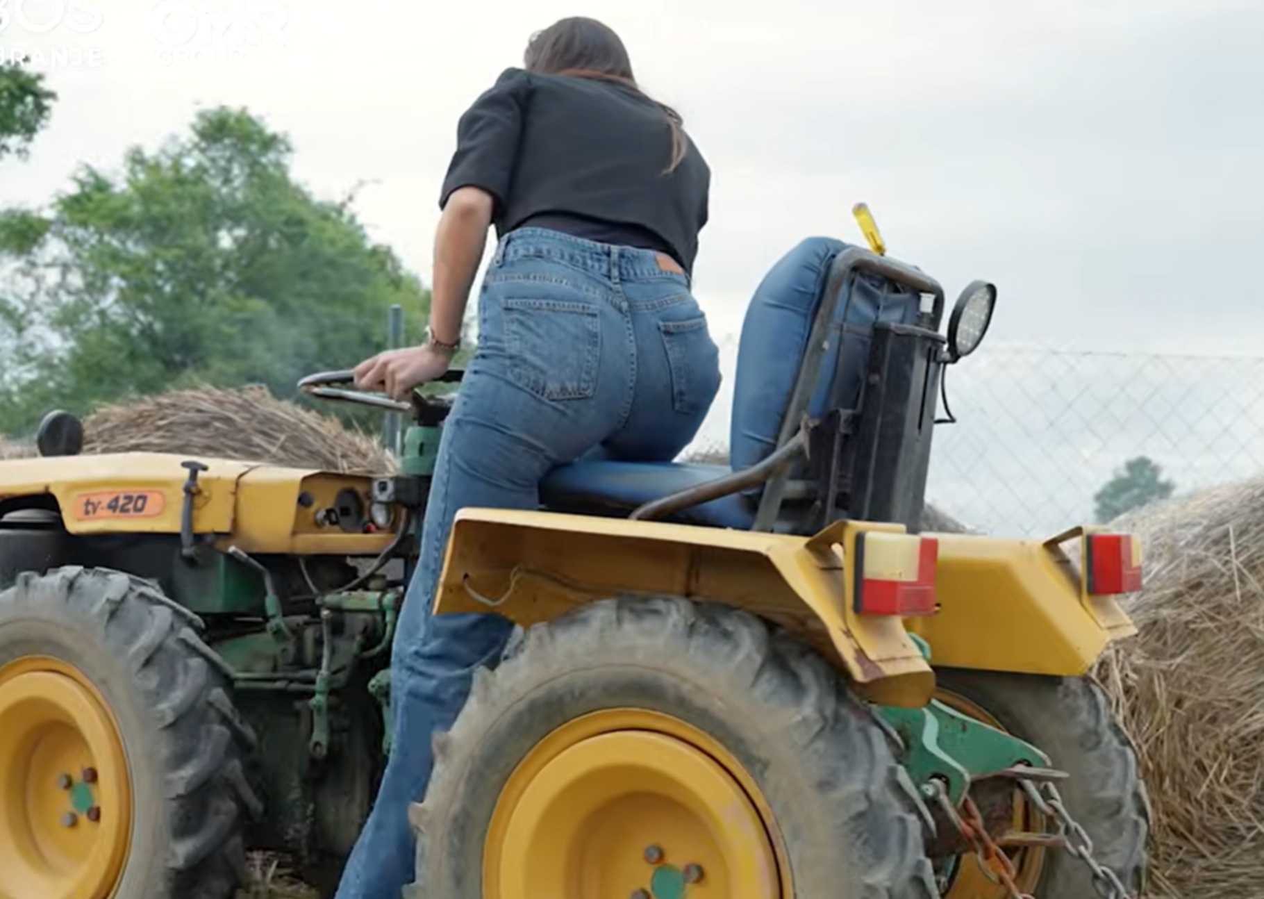 Veliki peh novinarke tokom snimanja sa legendama Partizana, ovako je Tripkoviću "slupala" traktor
