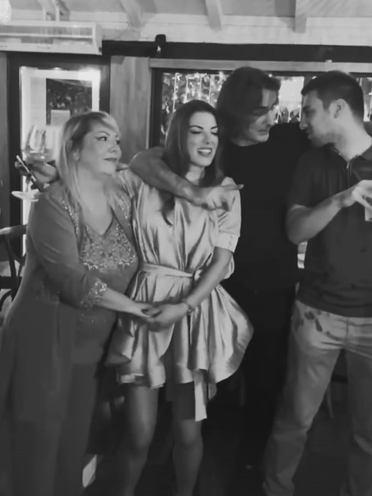 Željko grli sina Aleksandra i ćerku Sandru, Hani briše suze: Mitrović slavio sa bivšom do jutra