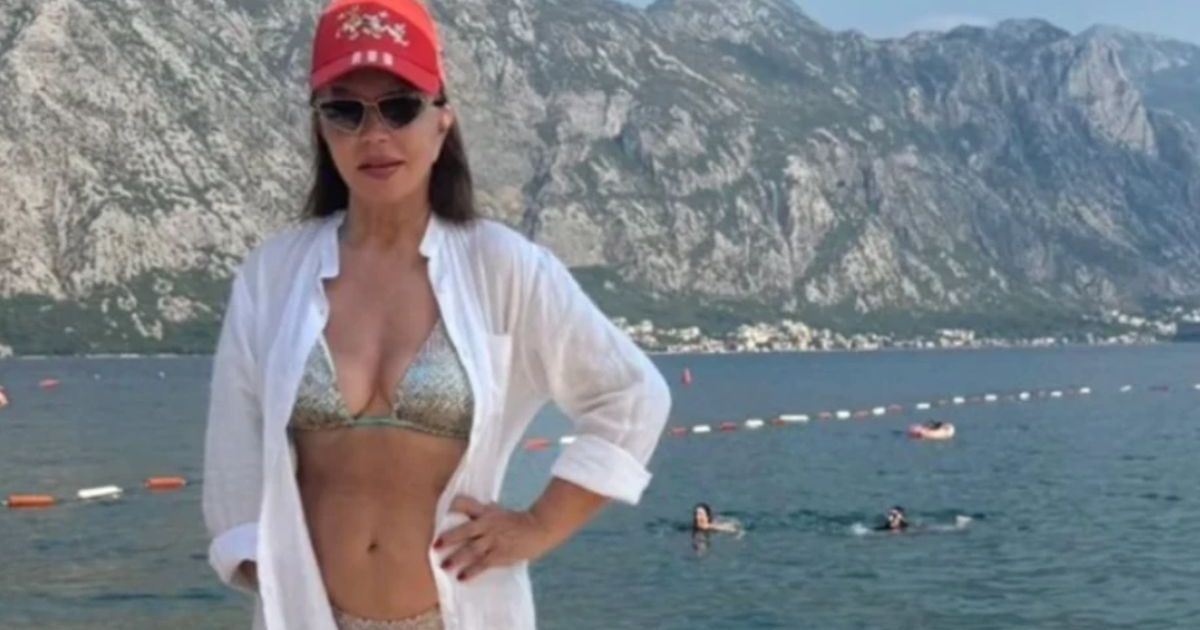 The singer undressed in her 8th decade in a swimsuit with cutouts to her navel, this is the SECRET to her look "I'll die hungry"
