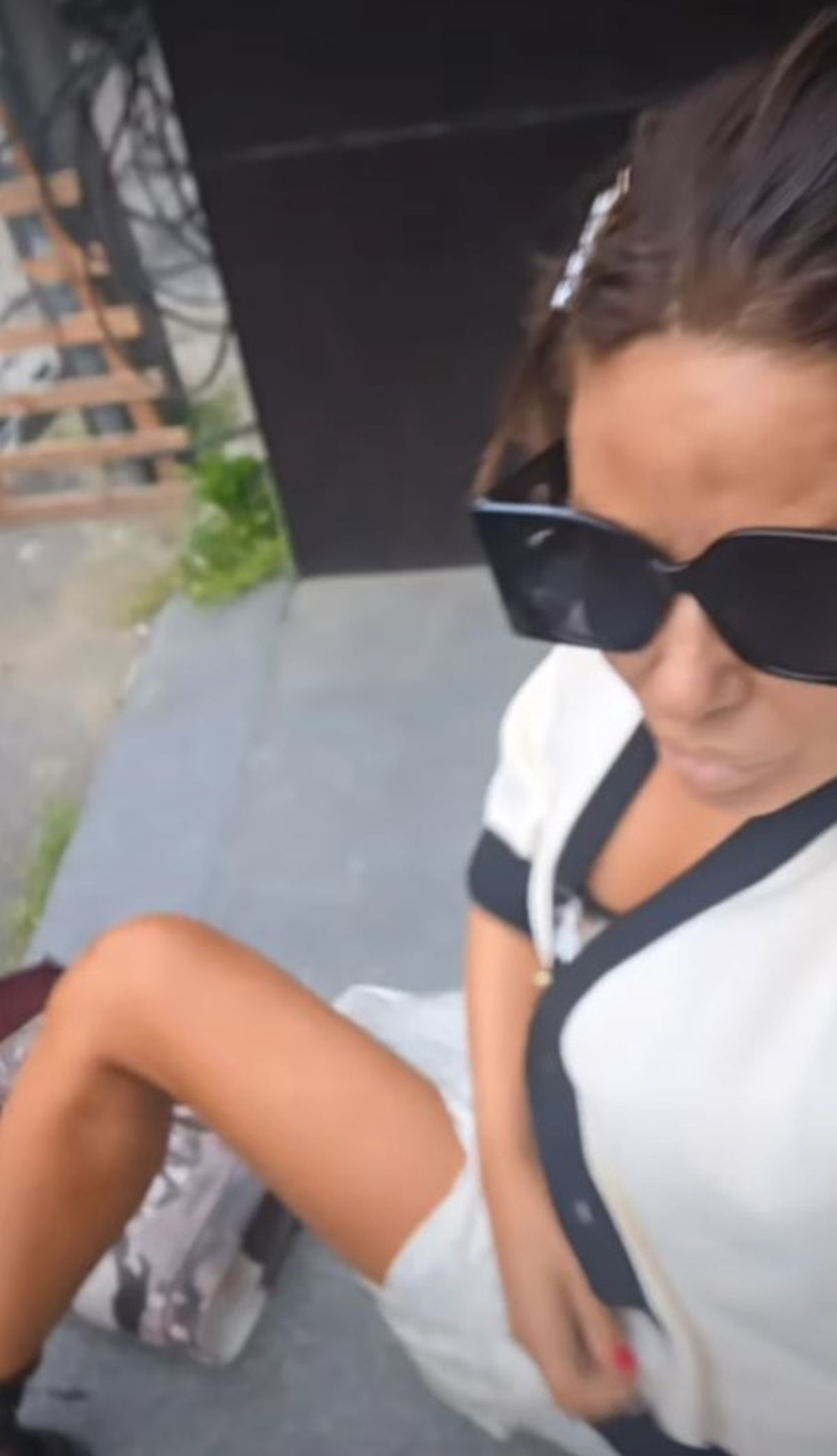 Sela ispred zgrade usred dana i zavrće haljinu, komšije šokirane zbog Ane Nikolić: Isplivao video