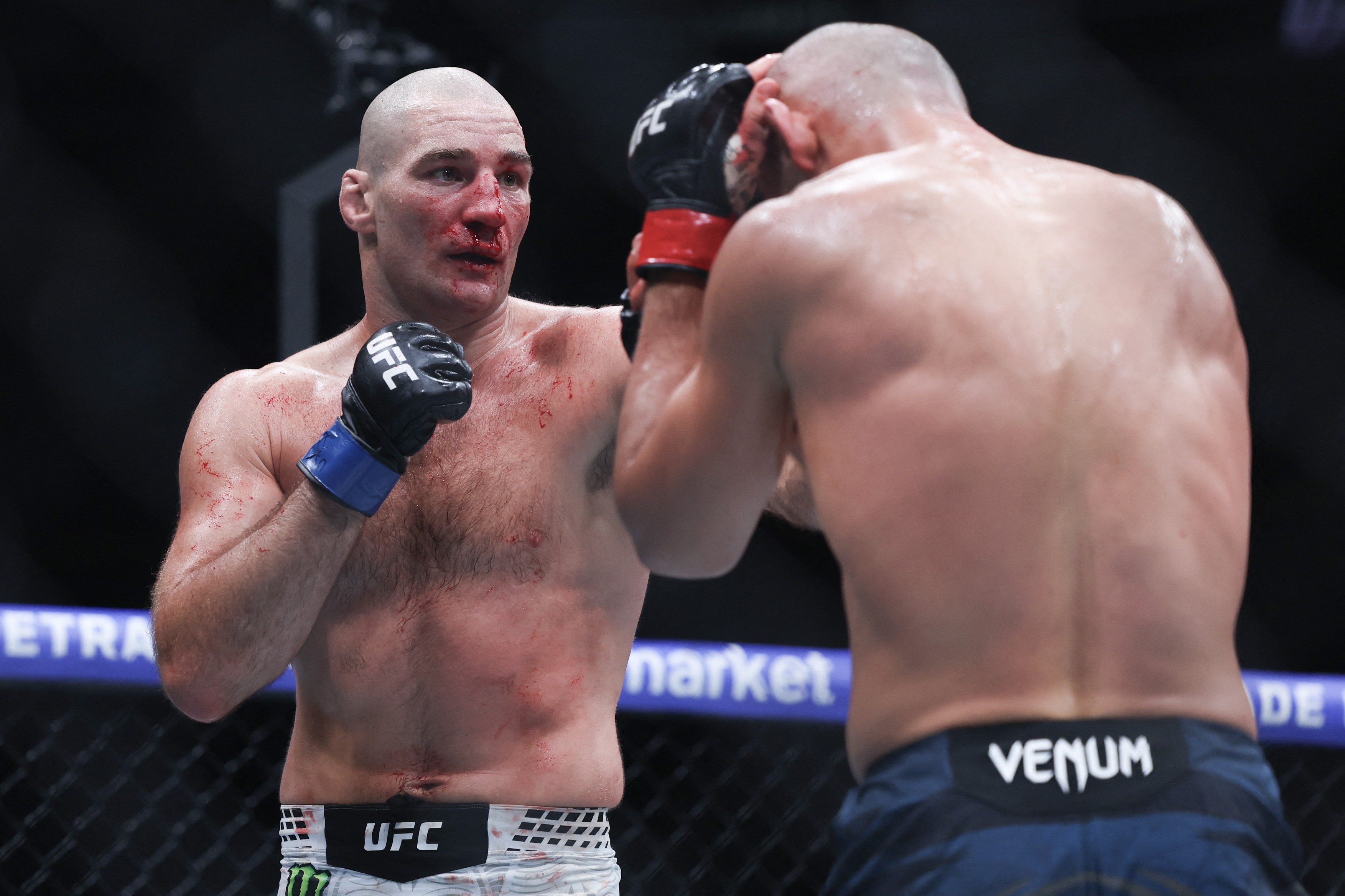 Jedan od najvećih šokova u istoriji UFC-a! Strikland srušio nepobedivog Čimaeva i napravio haos u oktagonu