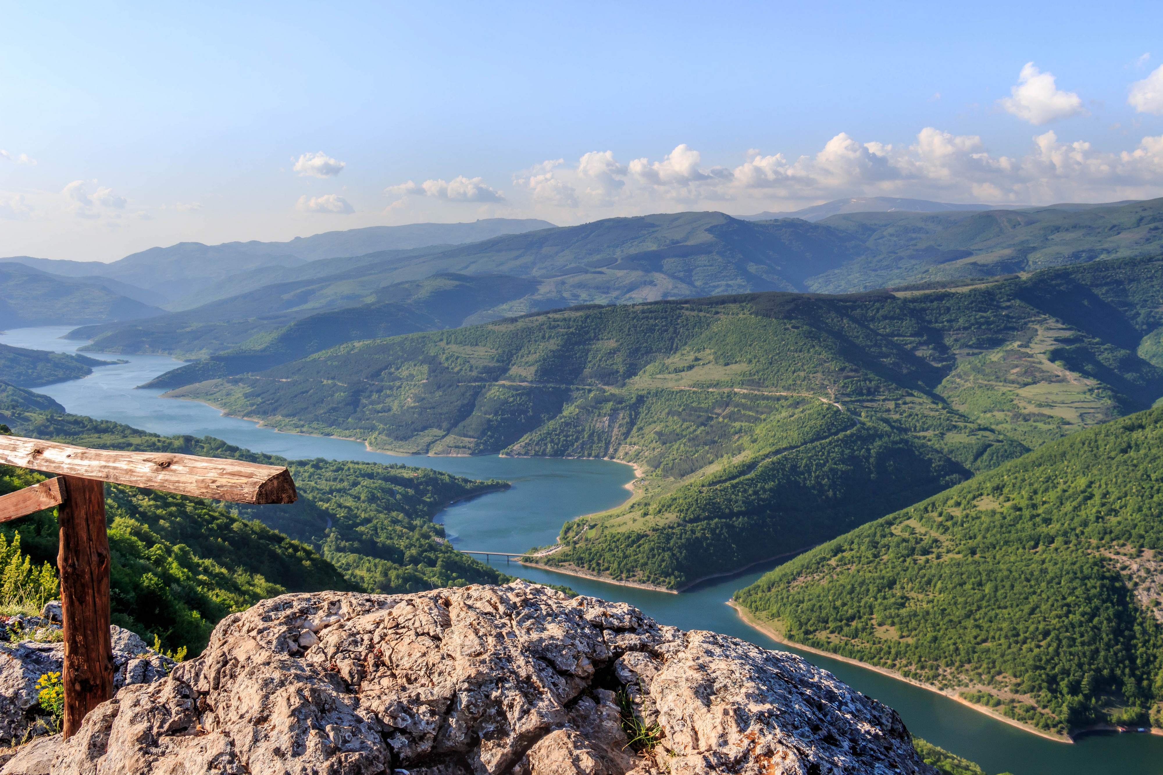 Ovo je srpska Atalntida: Ispod jezera na jugoistoku Srbije nalazi se čitavo selo, priča koja tera na jezu