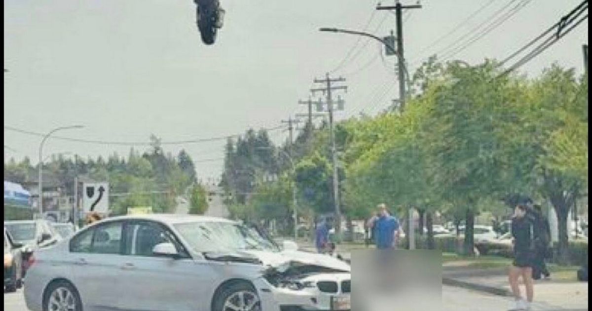 OVO NEMA NI NA FILMU! Motor posle sudara završio na najneverovatnijem mestu, prolaznici nisu mogli da veruju!