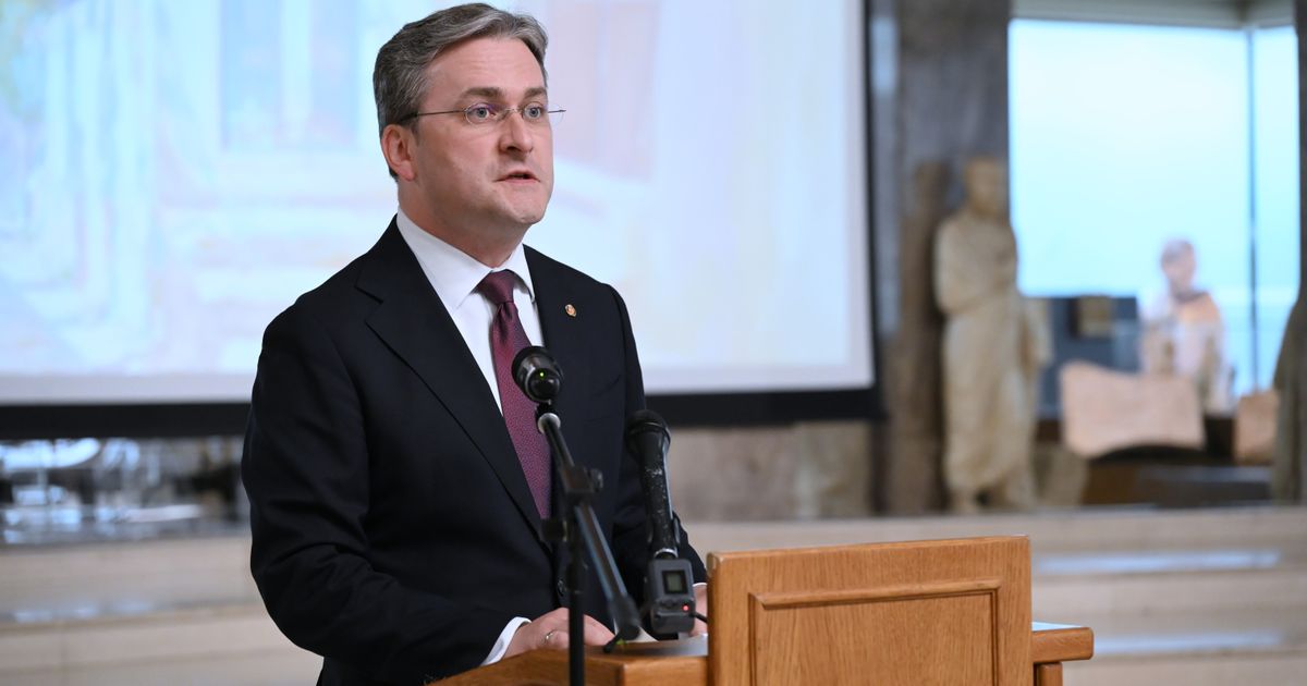 Ministar Selaković otvorio izložbu posvećenu Steriji Popoviću u Narodnom pozorištu