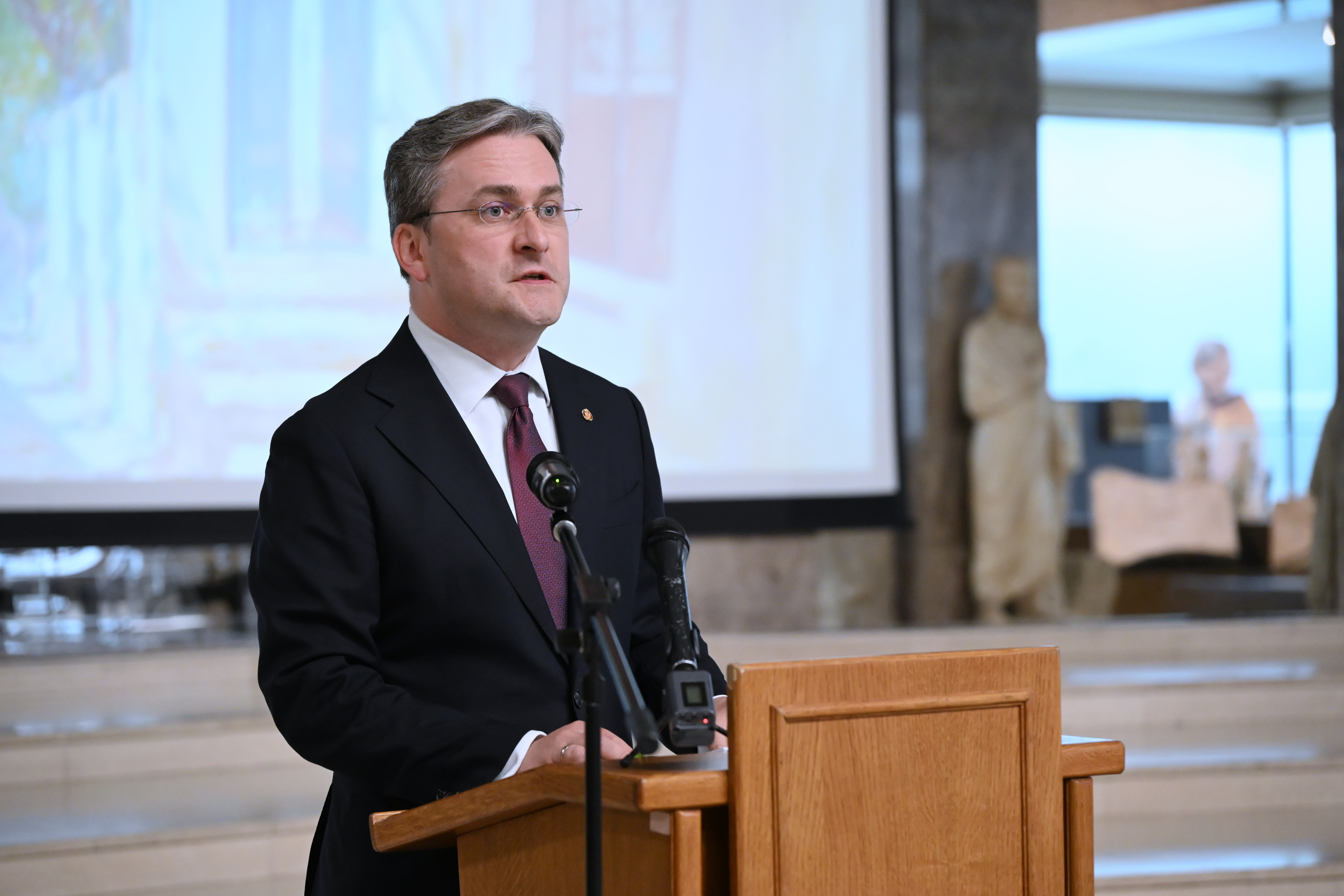 Ministar Selaković otvorio izložbu posvećenu Steriji Popoviću u Narodnom pozorištu