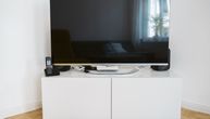 Ne vidite ništa na TV-u od sunca i lampi? Ovo je spas za svaku dnevnu sobu