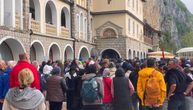 Svi putevi danas vode ka manastiru Ostrog: Hiljade mladih pešačilo satima, noćas su spavali na kamenu