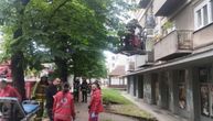 Drama u Zemunu: Muškarac pao sa drugog sprata na sims, vatrogasci-spasioci izveli neverovatnu akciju