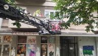 Prve slike drame u Zemunu: Čovek slučajno pao sa drugog sprata, vatrogasci-spasioci ga izvlačili dizalicom
