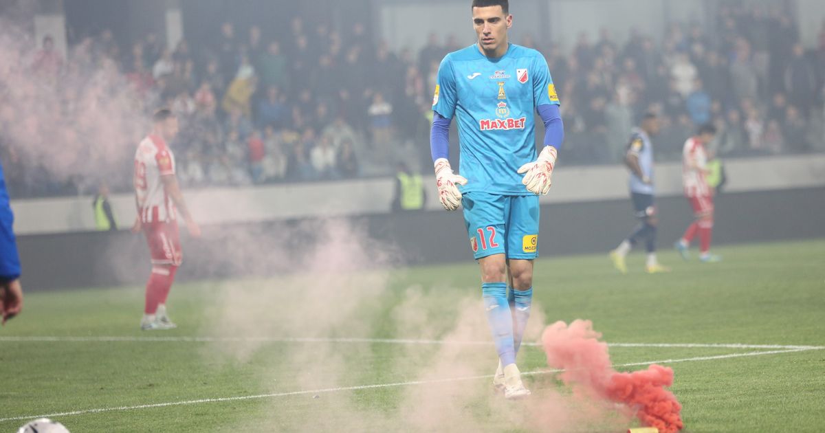 Pogledajte bakljadu Delija na početku drugog poluvremena finala Kupa, sudija prekinuo meč Zvezda - Vojvodina