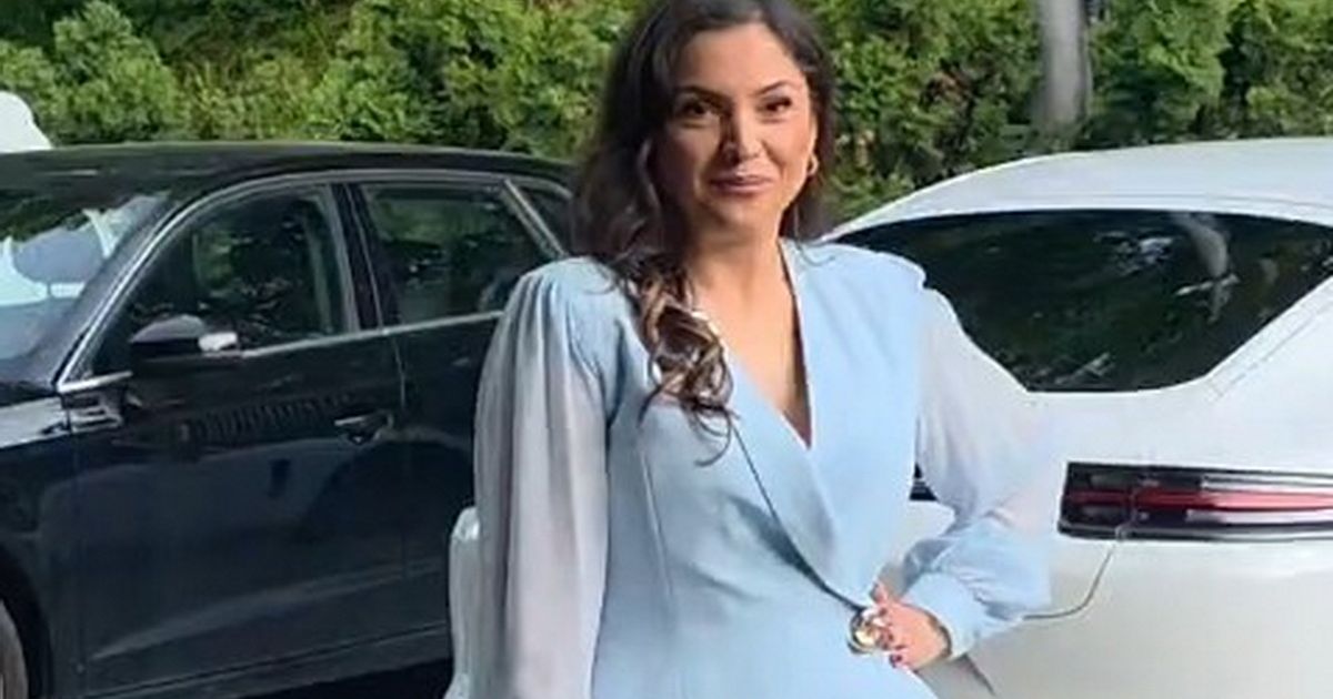 Nadica Ademov stigla na slavlje Perućice, a u ruci torba od 140.000! Pevačica stigla sa decom: 