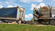 JEZIVI SNIMCI KOD PAZOVE: Vozač mrtav, kabina smrskana! Gas curi, preti EKSPLOZIJA! Slike užasa sa lica mesta!