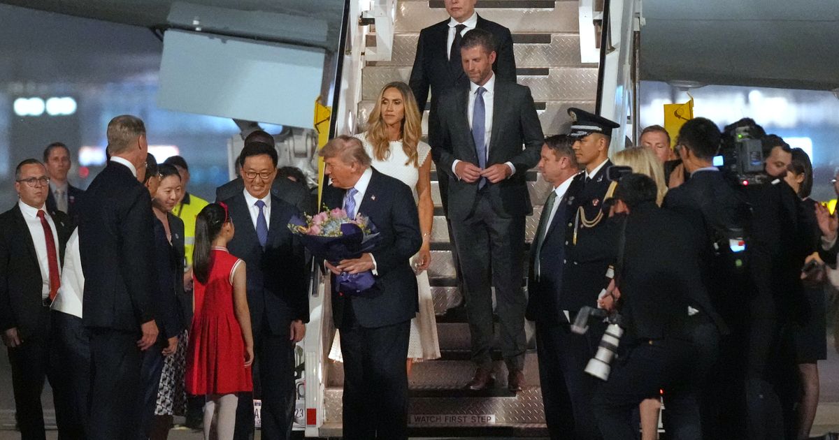 Pogledajte kakav doček je priređen Trampu u Pekingu: Si Đinping ga nije čekao, svi gledali u ove dve lepotice
