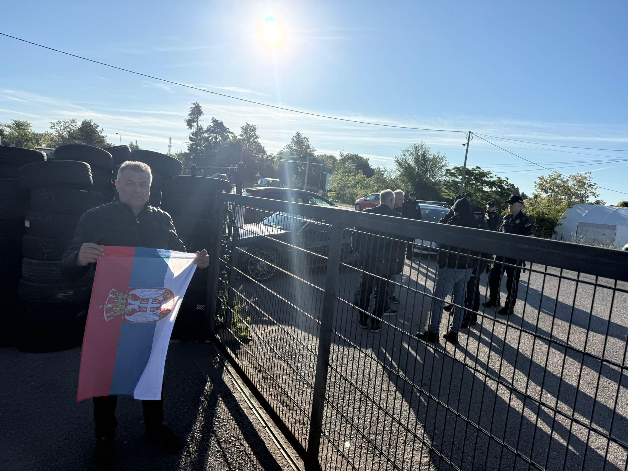 Drama na Ibarskoj: Čovek štrajkuje glađu, izvršitelji odlučni da upadnu na njegov plac