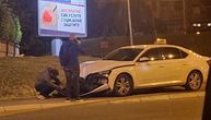 Udes na Čukaričkoj padini: Sudarili se "pežo" i taksi, na raskrsnici vidljivi tragovi