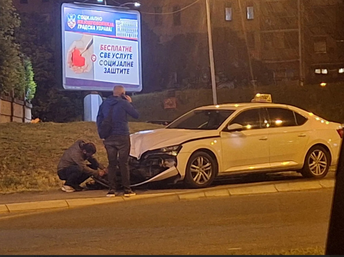 Udes na Čukaričkoj padini: Sudarili se "pežo" i taksi, na raskrsnici vidljivi tragovi