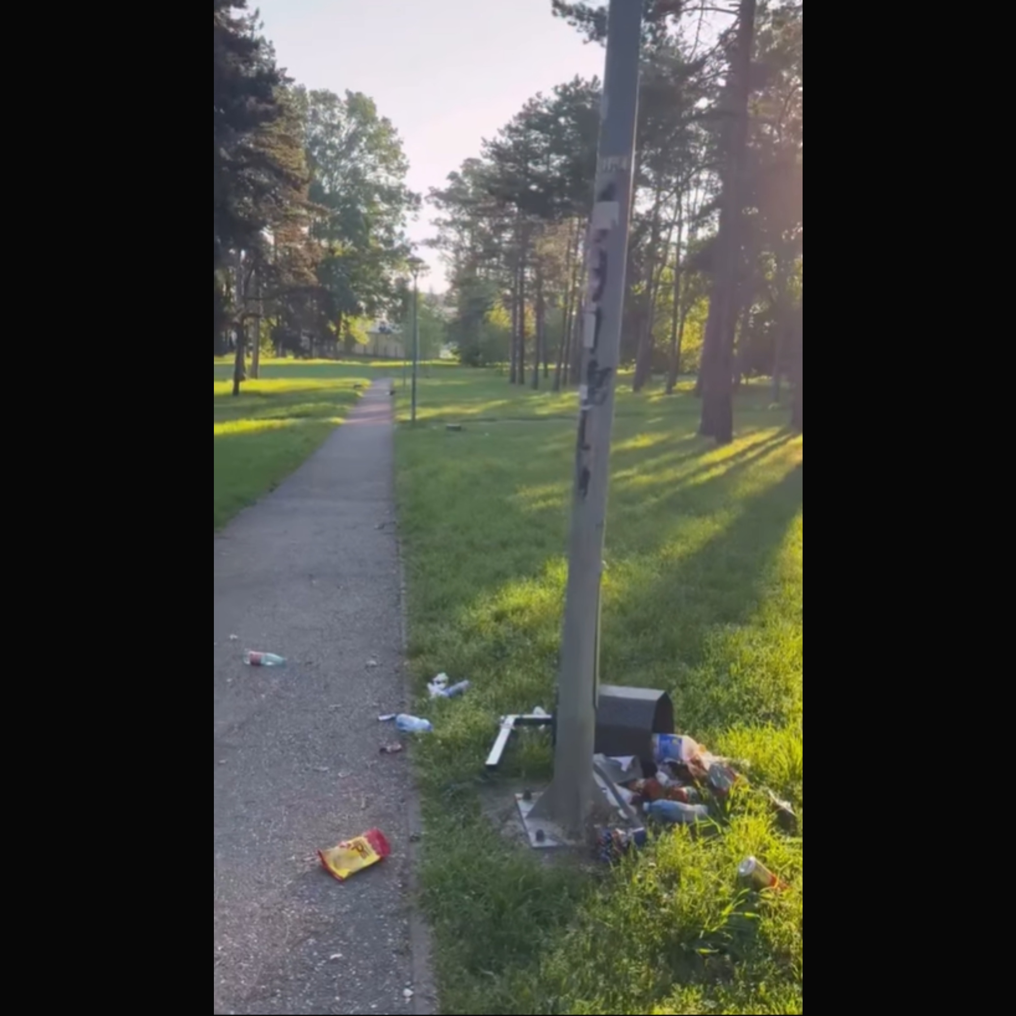 Park preplavljen smećem i polomljenim kantama, ljudi u šoku! Nezapamćeni vandalizam zadesio Šabac