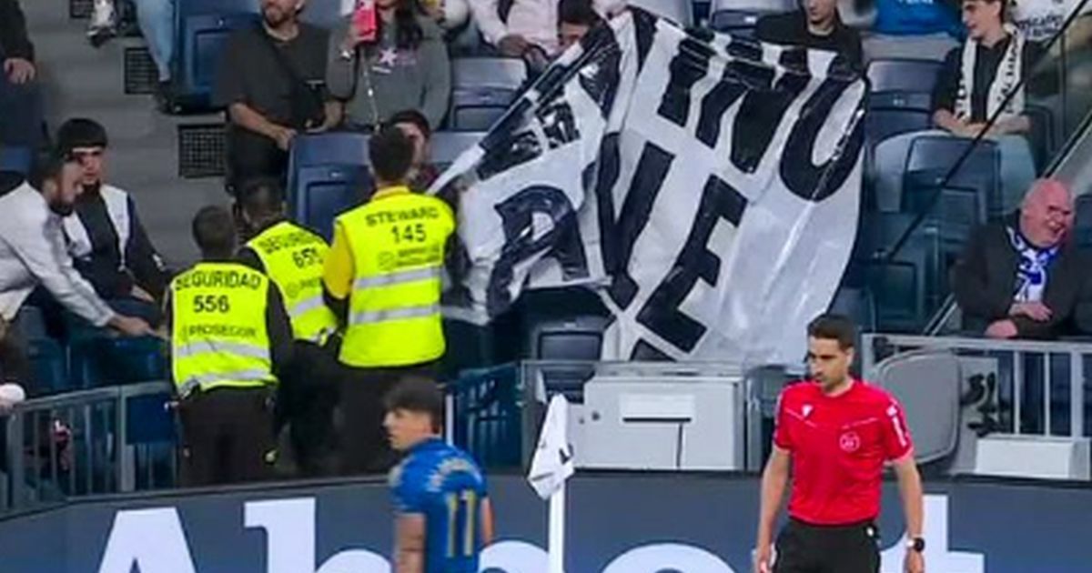 Haos na utakmici Real Madrida: Navijač doneo transparent protiv Pereza, redari ga odmah oteli
