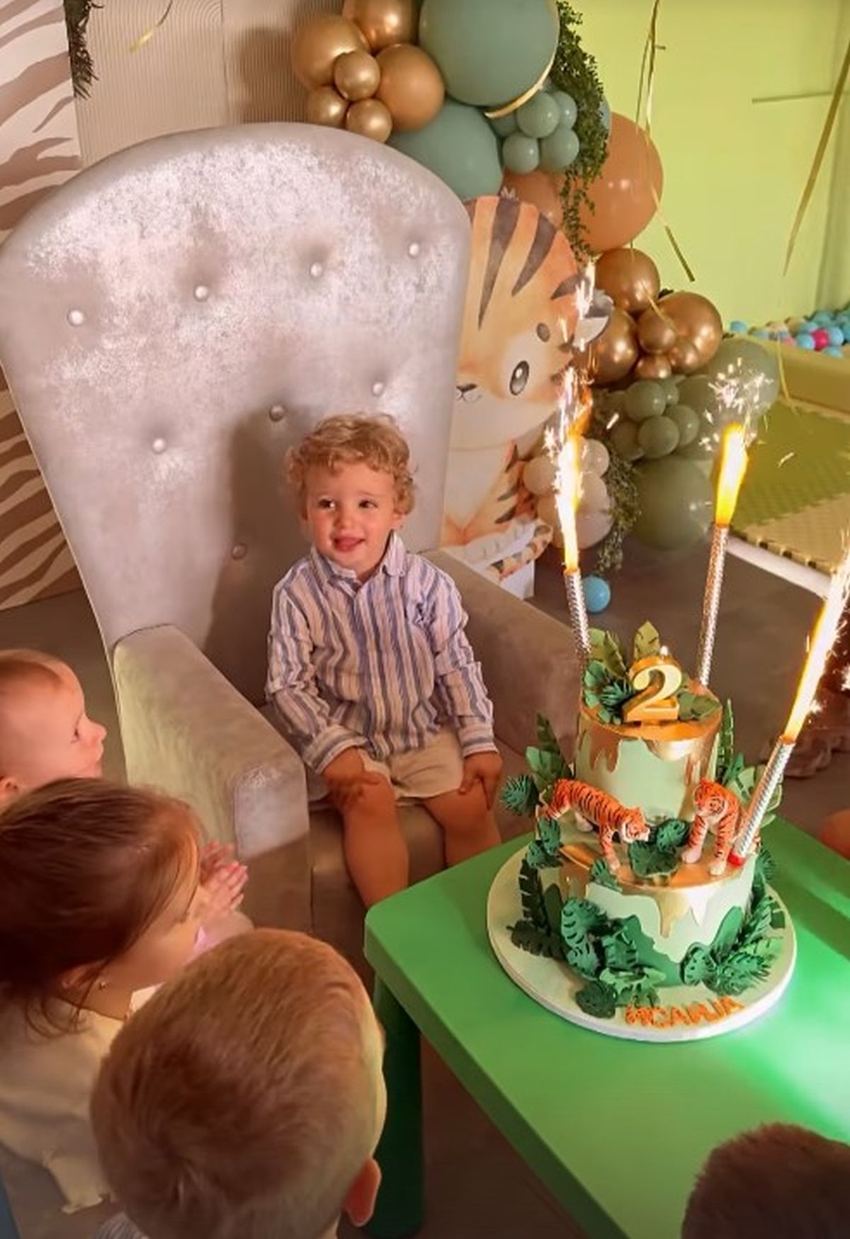 Torta na 3 sprata sa tigrovima, on u velikoj fotelji: Veljko i Bogdana za sina Isaiju organizovali slavlje